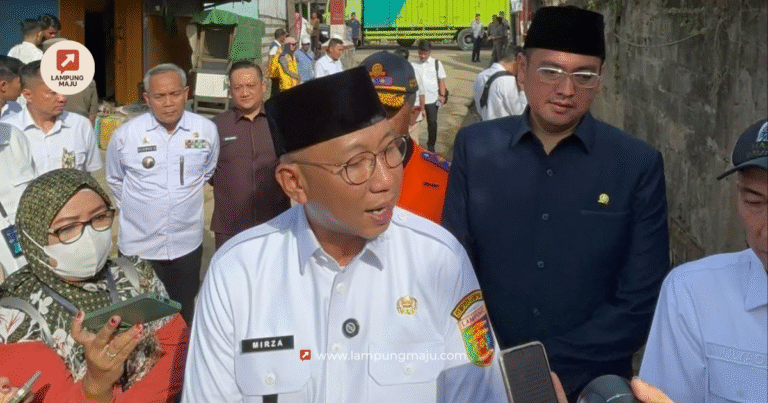 Wakil Ketua IV DPRD Lampung mendampingi Gubernur Lampung Meninjau dan memberikan bantuan kepada masyarakat terdampak banjir di daerah Panjang, Kota Bandar Lampung