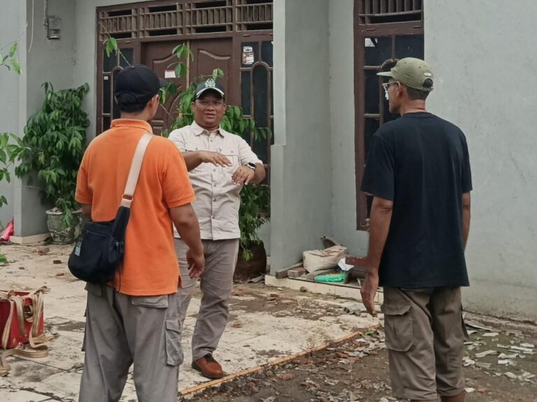 Anggota DPRD Bandar Lampung Agus Djumadi Tinjau dan Bantu Warga Gunung Terang yang Terdampak Puting Beliung