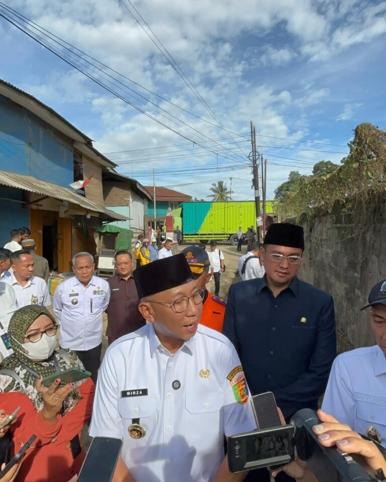 Wakil Ketua IV DPRD Lampung mendampingi Gubernur Lampung Meninjau dan memberikan bantuan kepada masyarakat terdampak banjir di daerah Panjang, Kota Bandar Lampung